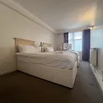 Timeless Luxury 2 Bedroom Apartment In Coveted Mayfair H9
